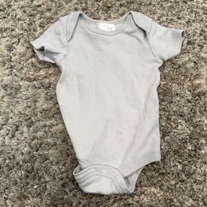 Tres Beau Bébé Gray Short Sleeve Onesie 0–3M